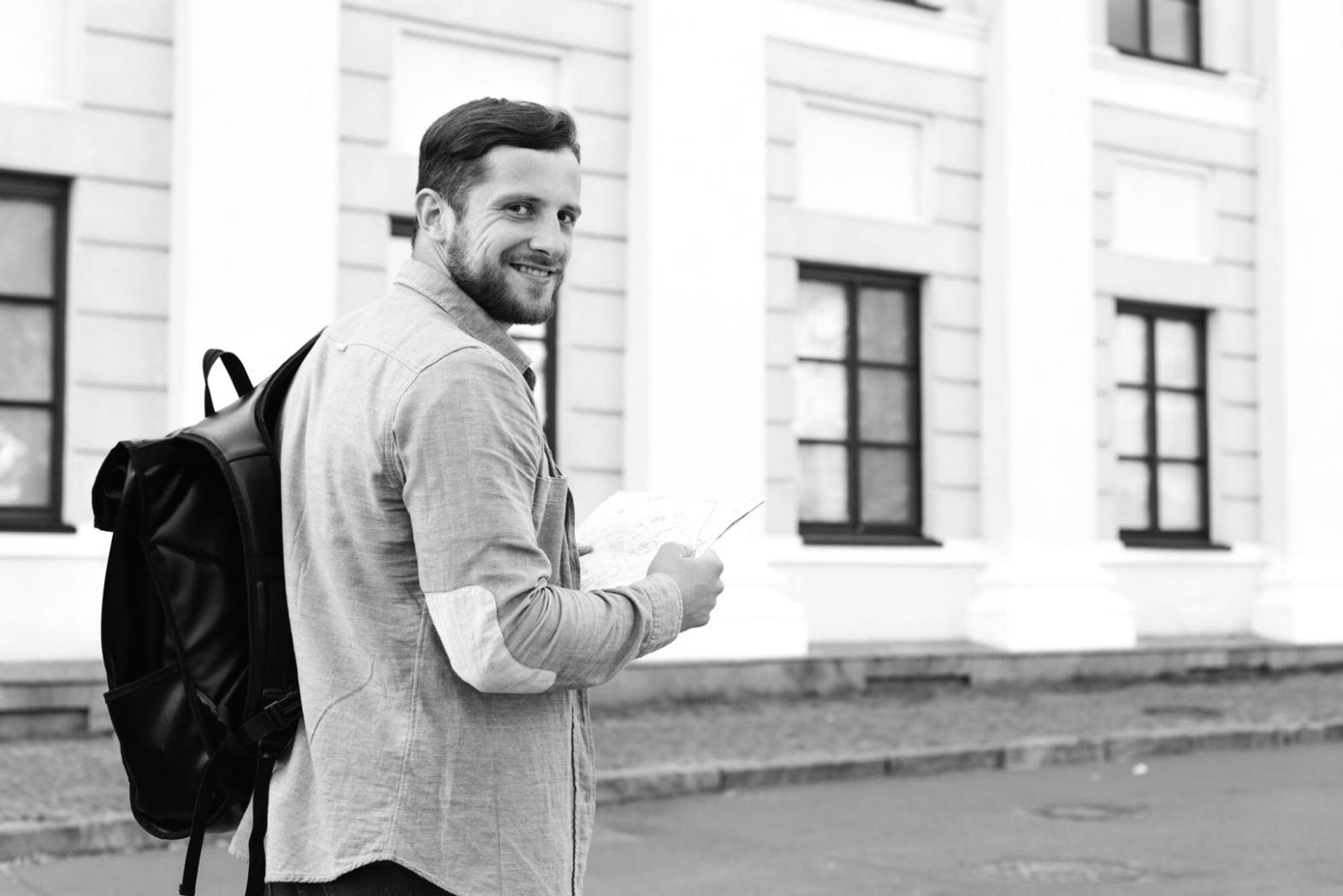 Dettaglio macro di gocce d'acqua su foglia con riflessi cristallini