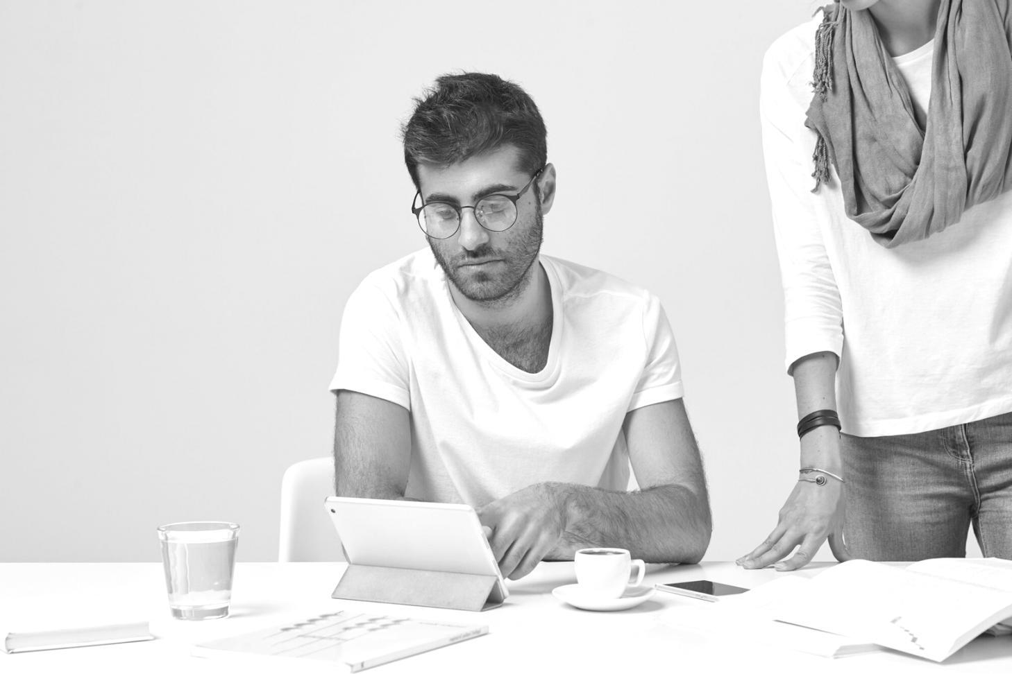 Setup di fotografia macro con attrezzatura professionale che illustra l'ambiente di apprendimento pratico